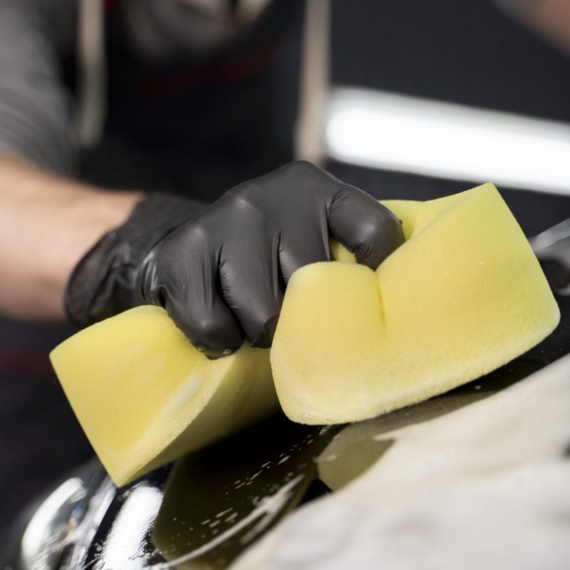 hermoso-coche-en-servicio-de-lavado